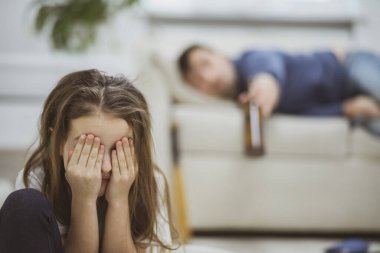 Kız sarhoş babasından korkuyor..