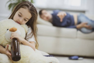 Sarhoş baba beyaz kanepeye uzanmış birasını geri istiyor..