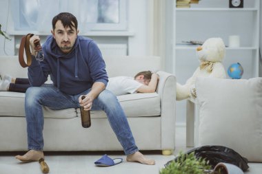 Sarhoş baba kızını cezalandırdı. Beyaz arkaplan