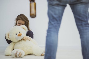 Beyaz bir ayının arkasına saklanan küçük kız.