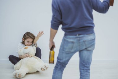 Bir şişe biraya odaklan. Sosyal paylaşım sorunları kavramı.