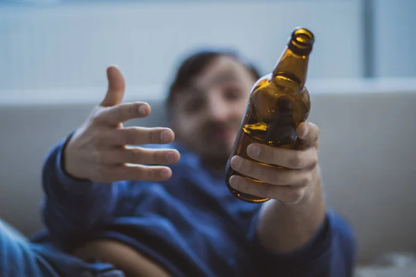 Vousáč drží skleněné pivo. Vousáč drží skleněné pivo — Stock fotografie