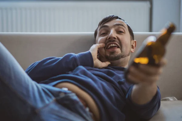 Bärtiger Mann hält Craft-Bier in der Hand. Bärtiger Mann hält Craft-Bier aus Glas — Stockfoto