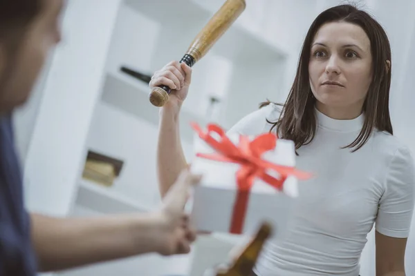 Frau versucht, ihren Mann zu schlagen, weil er betrunken ist. — Stockfoto