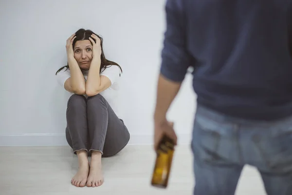 Conceito de violência doméstica em uma discussão familiar com alcoolista bêbado . — Fotografia de Stock