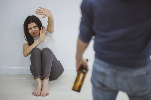 Conceito de violência doméstica em uma discussão familiar com alcoolista bêbado . — Fotografia de Stock