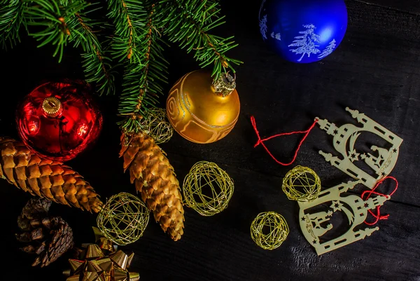 Decoraciones de Navidad en el árbol de Navidad. — Foto de Stock