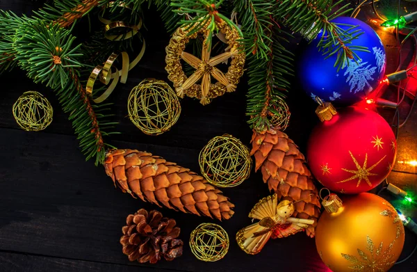Decoraciones de Navidad en el árbol de Navidad. — Foto de Stock