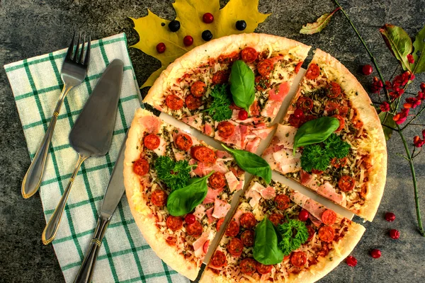 Pizza floorboard üzerinde. 