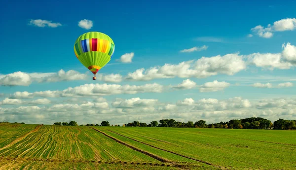 Viagem aérea de outono sobre os campos . — Fotografia de Stock