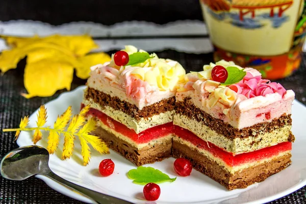 Çilekli kek kakao ve krem.