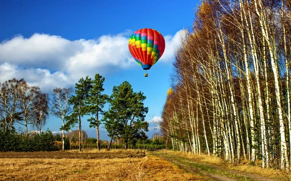 Latający balon nad lesie wiosna. — Zdjęcie stockowe