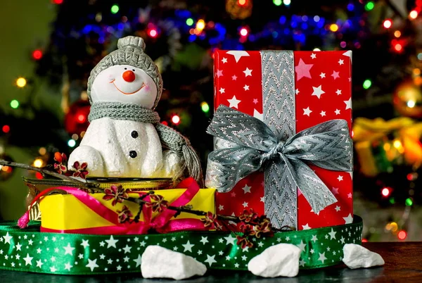 Ağacı motifi altında Noel hediye. 