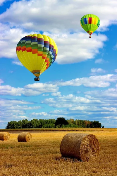 Flying a balloon above fields. — Stock Photo, Image