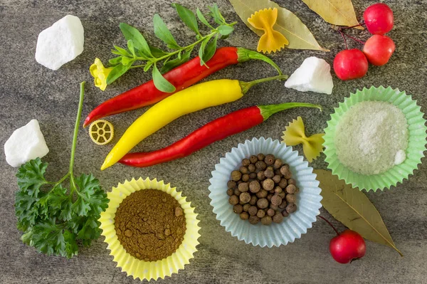 Baharat ve baharat yemek pişirmek için. 