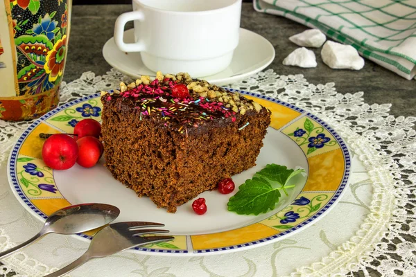 Φέτα κέικ με ξηρούς καρπούς και μαρμελάδα. — Φωτογραφία Αρχείου