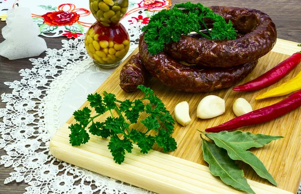 Masanın üzerinde ev sosis. 