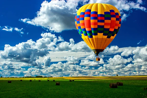 Luftflug über die grüne Natur. — Stockfoto