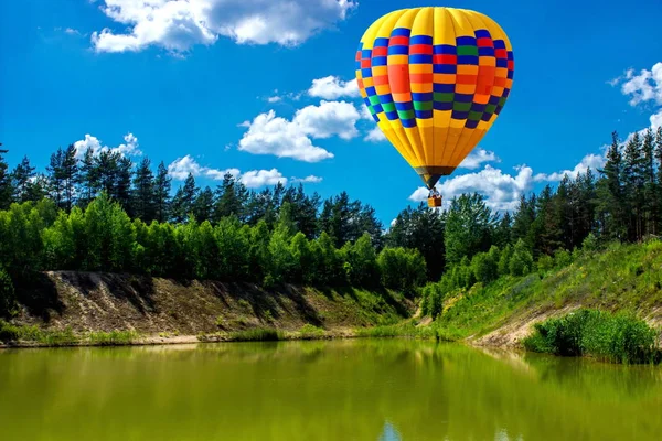 Hava uçuş yeşil doğa üzerinde. 
