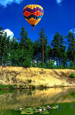 Hava uçuş gökyüzüne karşı. 