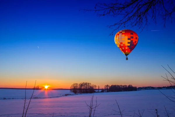 Gün batımında renkli balon. — Stok fotoğraf