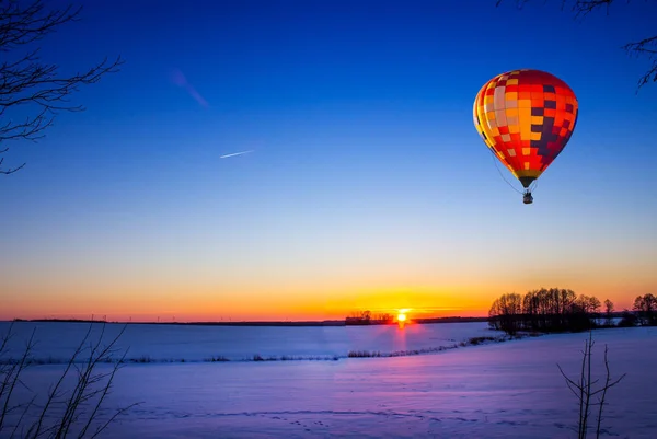 Gün batımında renkli balon.