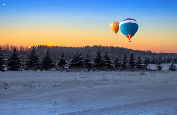 Um balão colorido ao pôr do sol . — Fotografia de Stock