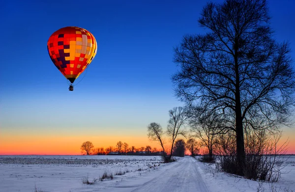Красочный шарик на закате . — стоковое фото