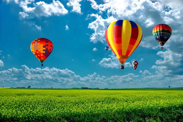 Hava uçuş gökyüzüne karşı. 