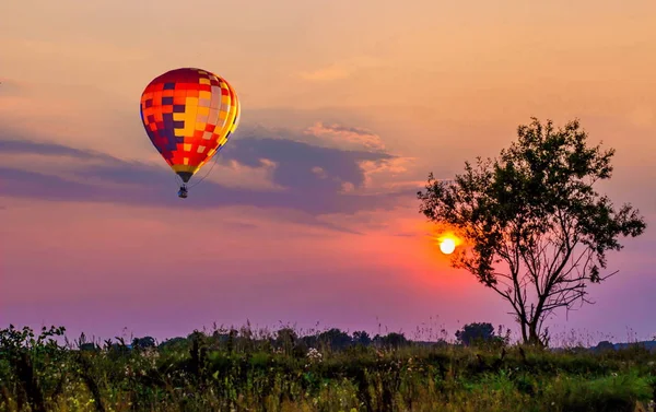 Voo aéreo ao pôr do sol do dia . — Fotografia de Stock