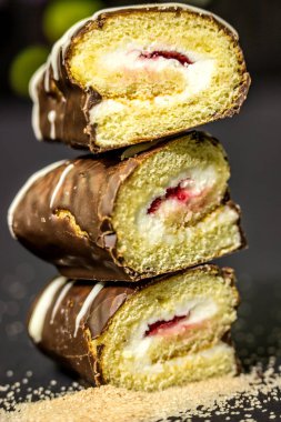 Vanilya ve çilek ile rulo pasta. 