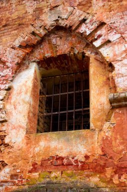 Eski bir duvarında bir pencere. 