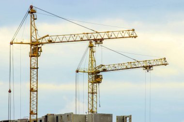  Gökyüzüne karşı inşaat vinçleri.