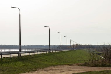 Gölün üzerinde sonbahar Bulutlu havada.