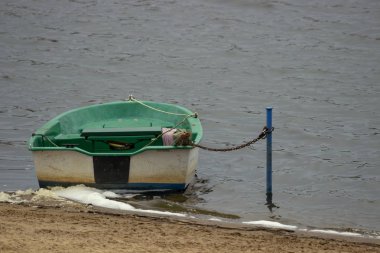 Gölün üzerinde sonbahar Bulutlu havada.