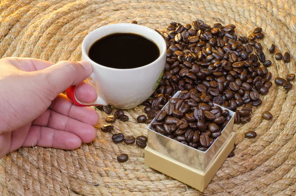 Manejarlo con café en una cuerda de yute —  Fotos de Stock