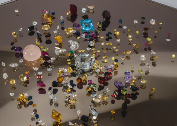 Multi färgade kristaller på vitt med kort skärpedjup — Stockfoto