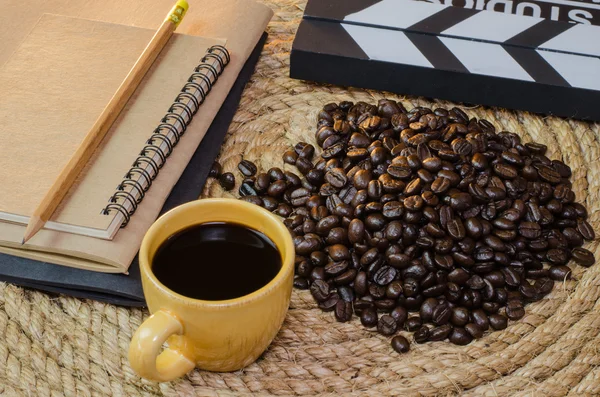 Taza de café con pizarra de cuaderno en una cuerda de yute . —  Fotos de Stock
