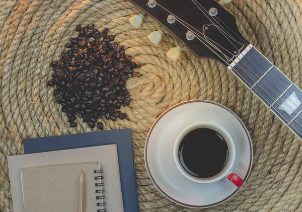 Taza de café con cuaderno en una cuerda de yute . —  Fotos de Stock