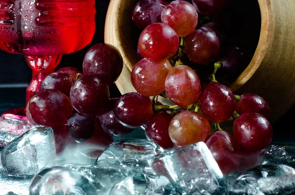 Bicchieri di uva vino rosso primo piano uno sfondo nero . — Foto Stock