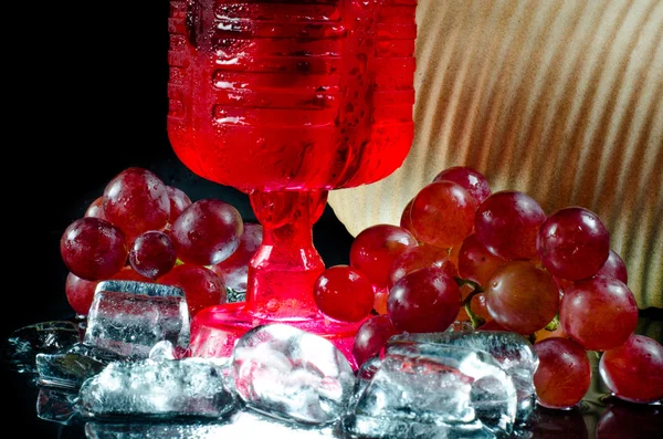 Bicchieri di vino rosso primo piano uno sfondo nero . — Foto Stock