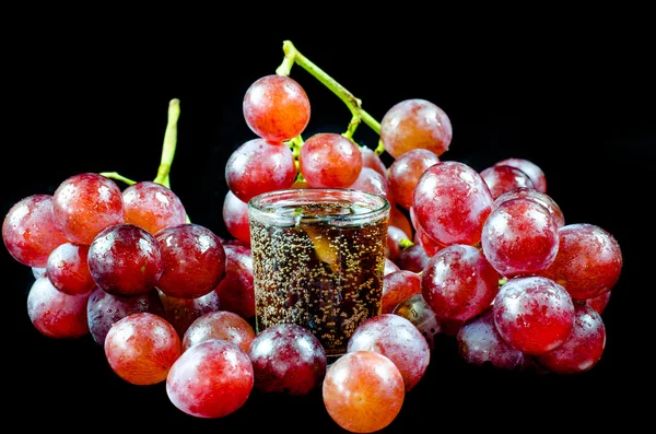 Bicchiere di vino uva rossa isolato su sfondo nero — Foto Stock