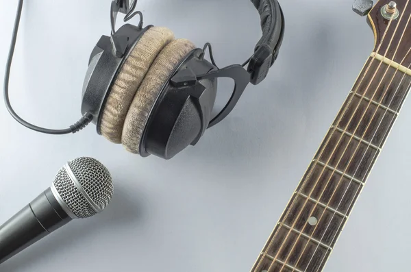 Gitary szyi notebook pisanie piosenek z muzyką koncepcja białe tło słuchawki — Zdjęcie stockowe