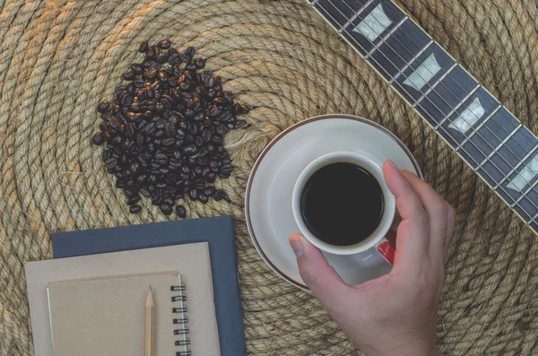 Taza de café con cuaderno en una cuerda de yute . —  Fotos de Stock