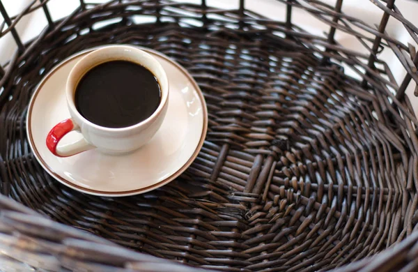 Copa de café caliente en cestas de mimbre —  Fotos de Stock