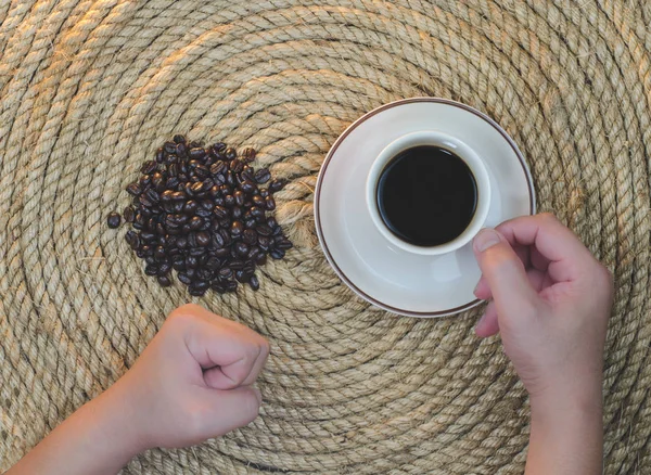 Relajación beber café en una cuerda de yute . —  Fotos de Stock