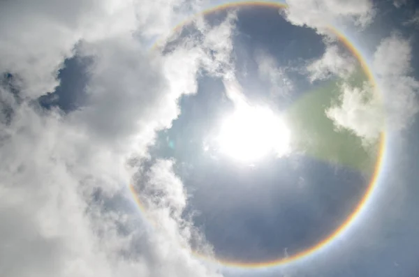 Sol com arco-íris circular halo de sol que ocorre devido ao cristal de gelo — Fotografia de Stock