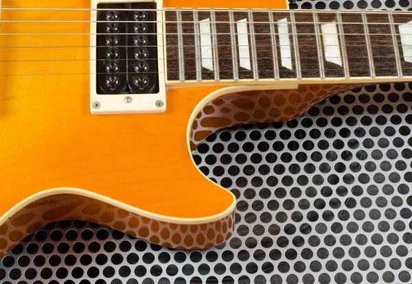 Guitarra eléctrica de cerca en la superficie del metal — Foto de Stock