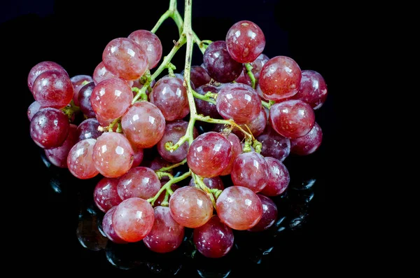 Uva rossa isolata su nero — Foto Stock