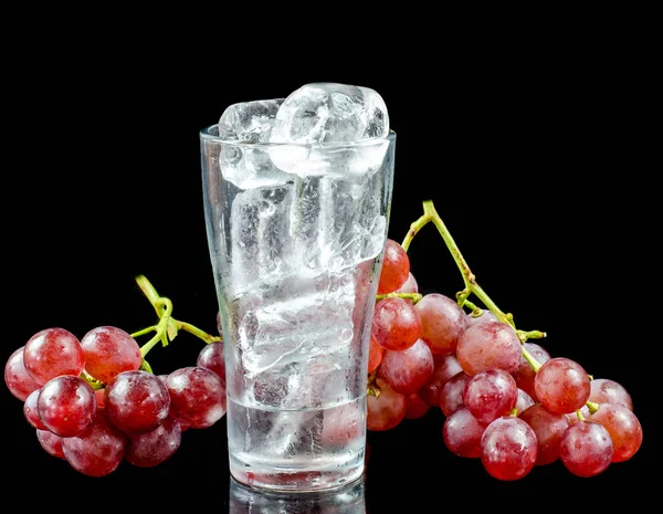 Bicchiere di vino uva rossa isolato su sfondo nero — Foto Stock